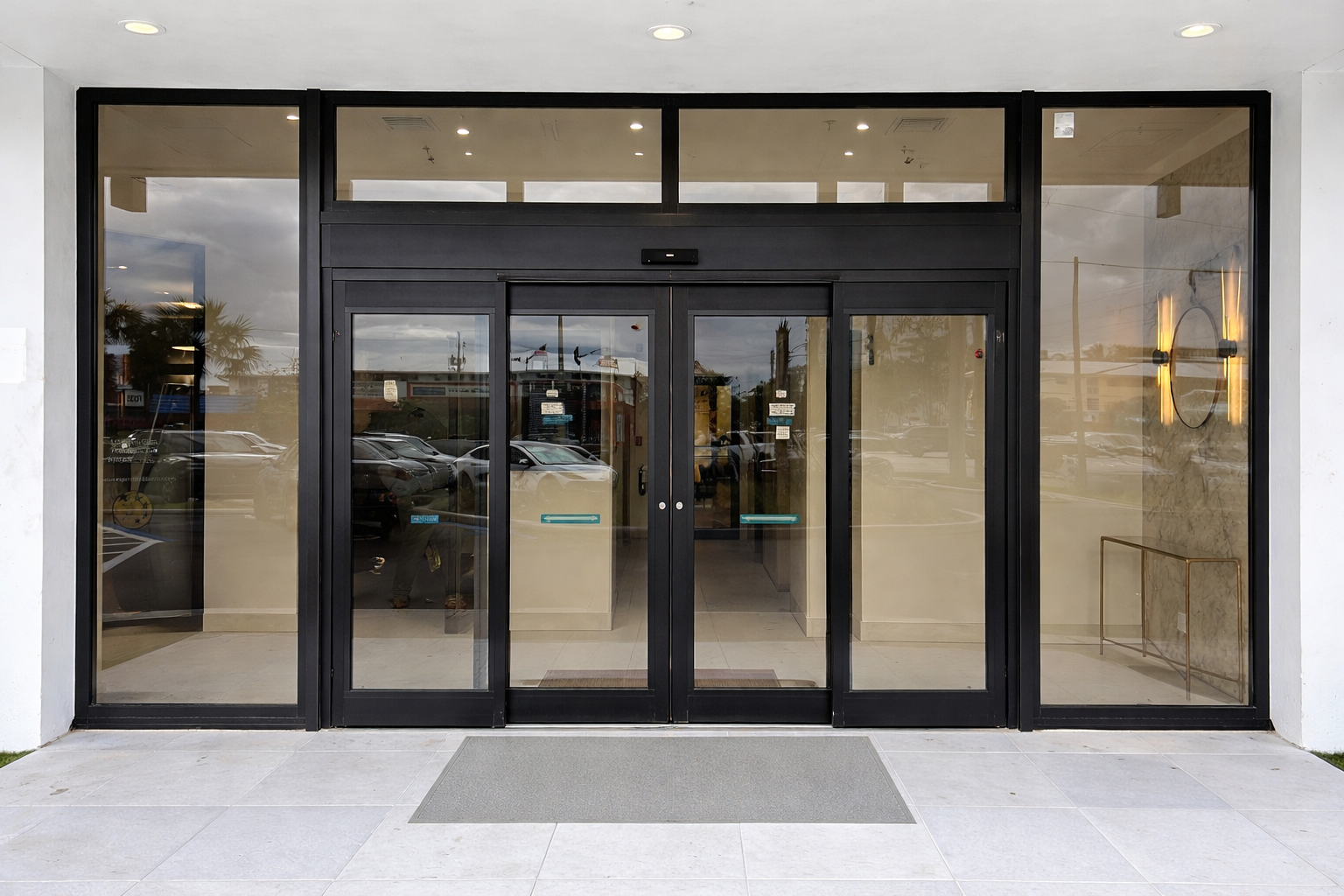 Puerta comercial autom&aacute;tica